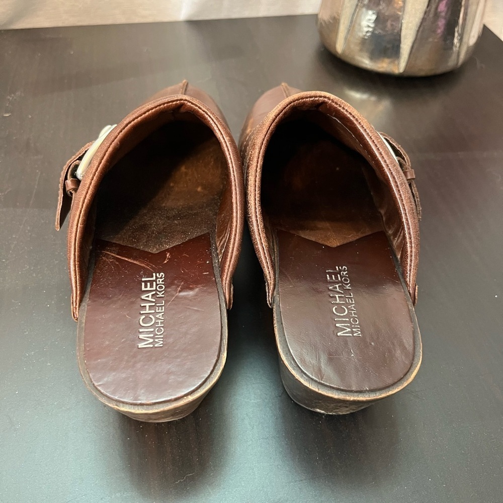 Women's Vintage Brown Leather Clogs with Studded Accents and Buckle Detail - 7M - Picture 4 of 6